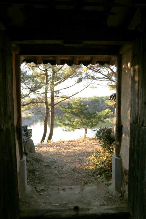 쪽문을 열면 저수지와 바로 이어진다
