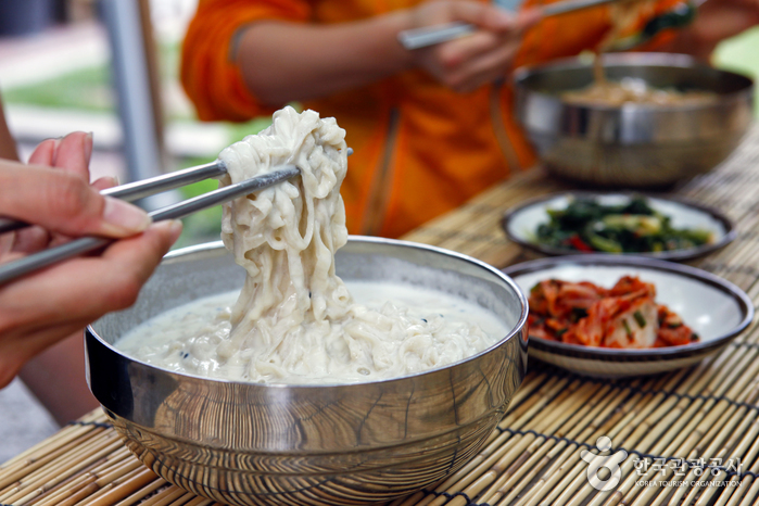 여름철 향교칼국수의 인기 메뉴인 콩국수