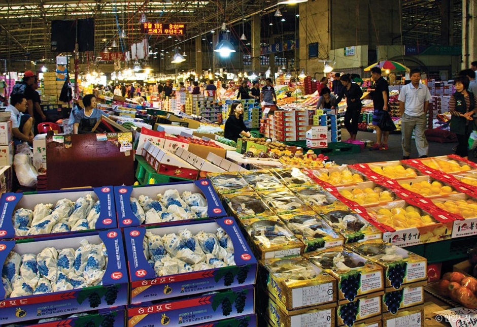 Anyang Produce & Fish Wholesale Market (안양농수산물도매시장)
