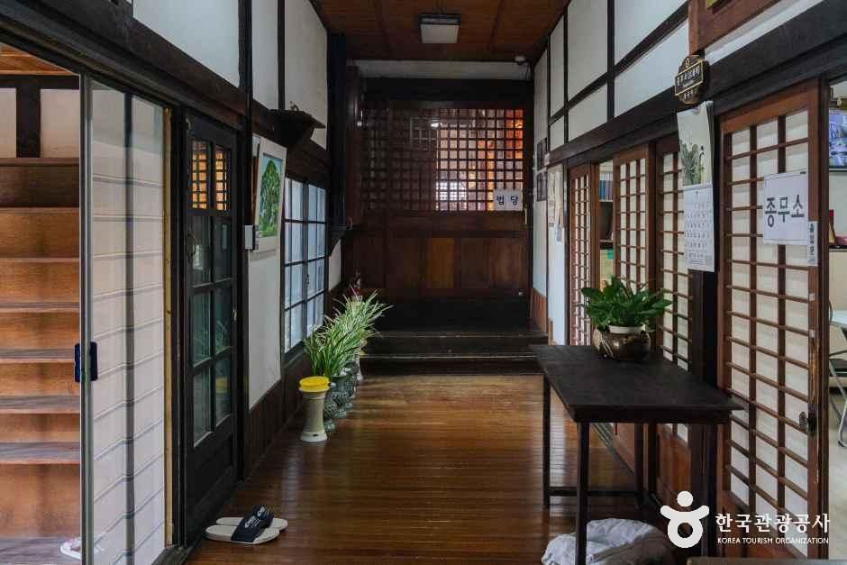 thumbnail-동국사(군산)-9