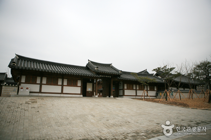 Namsangol Hanok Village (남산골 한옥마을)