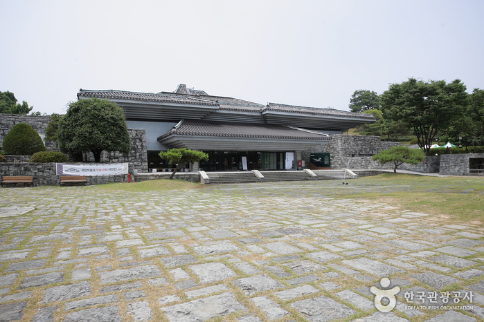 Jinju National Museum (국립진주박물관)