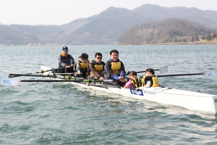 충주 탄금호 푸른 물결 위로 ‘도전! 조정 체험’