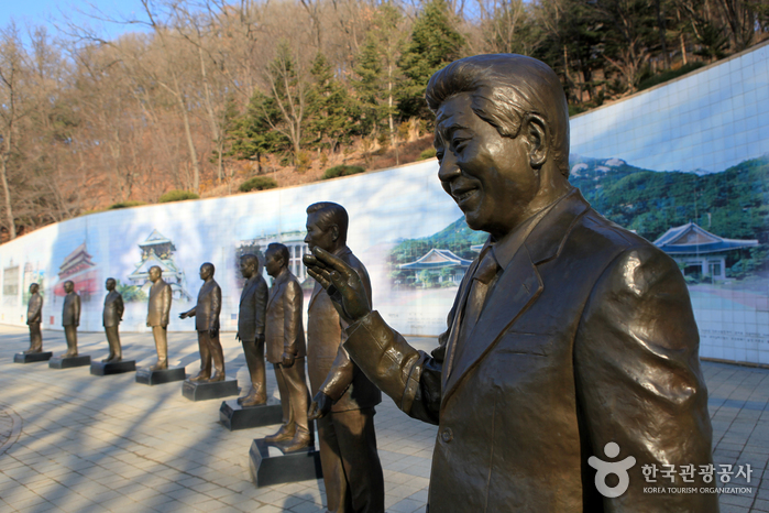 대통령광장에 역대 대통령의 동상이 서 있다. 