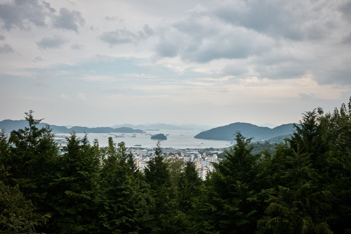 Anmingogae Hill (안민고개)