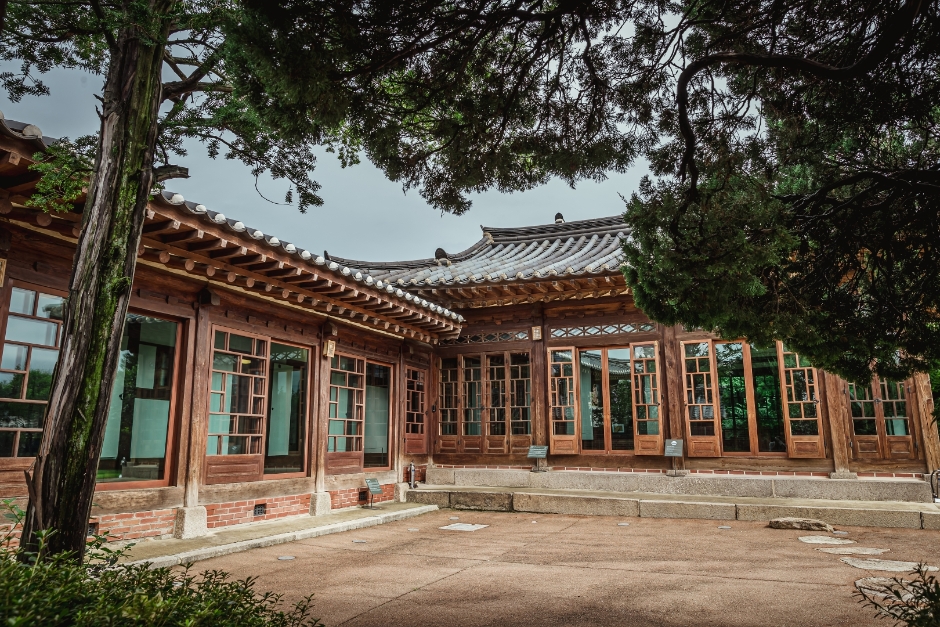 Residencia Baek In-je (백인제가옥)