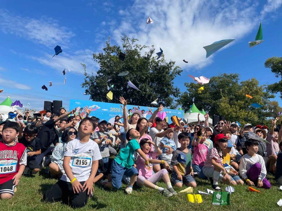 한강 종이비행기 축제