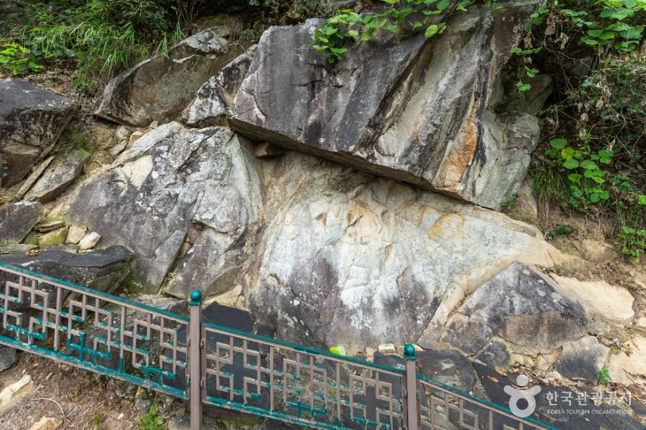 충주_충주 봉황리 마애불상군 (2)