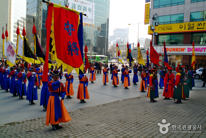 Cérémonie de la relève de la garde du Palais Deoksugung (덕수궁 왕궁수문장교대의식)