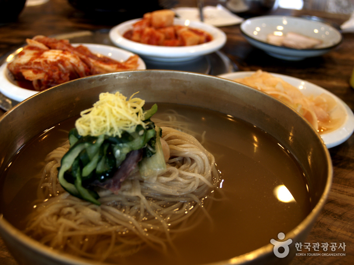 담백한 육수 맛이 좋은 봉피양의 물냉면