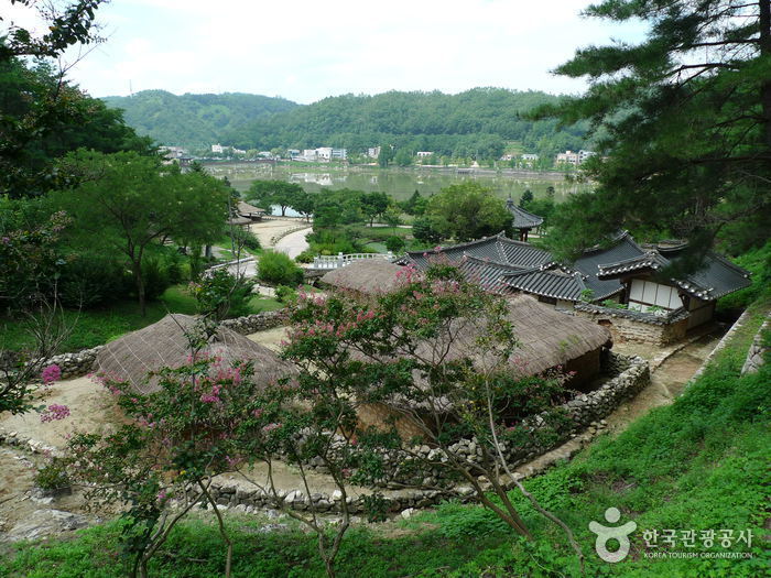Andong Folk Village (안동민속촌과 안동호)