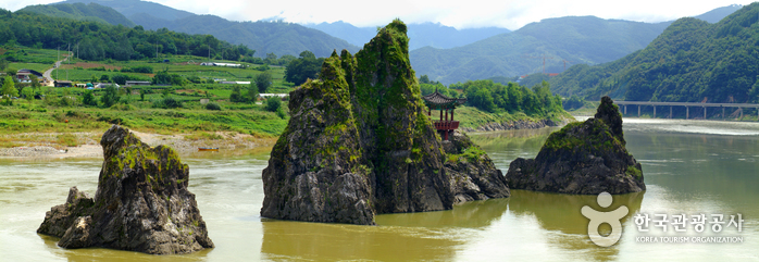 Dodamsambong Peaks (도담삼봉)
