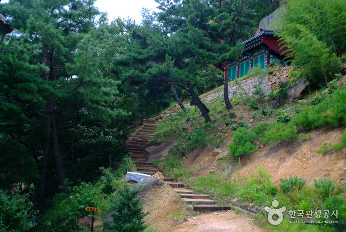 Jeongbangsa Temple (정방사)