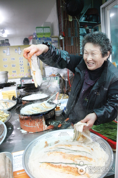 메밀부치기 한입 시식