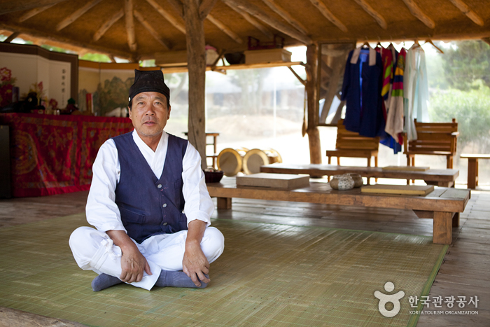 사재를 털어 고향에 조선동네를 만든 송참봉 송중기씨