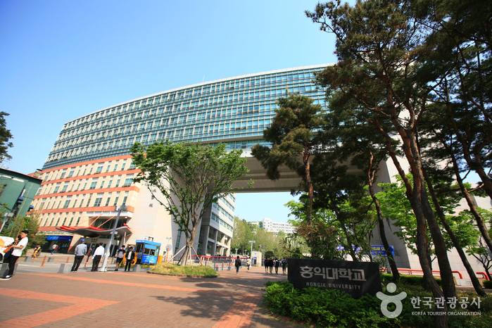 홍대 벽화거리의 이정표가 되는 홍익대학교 정문