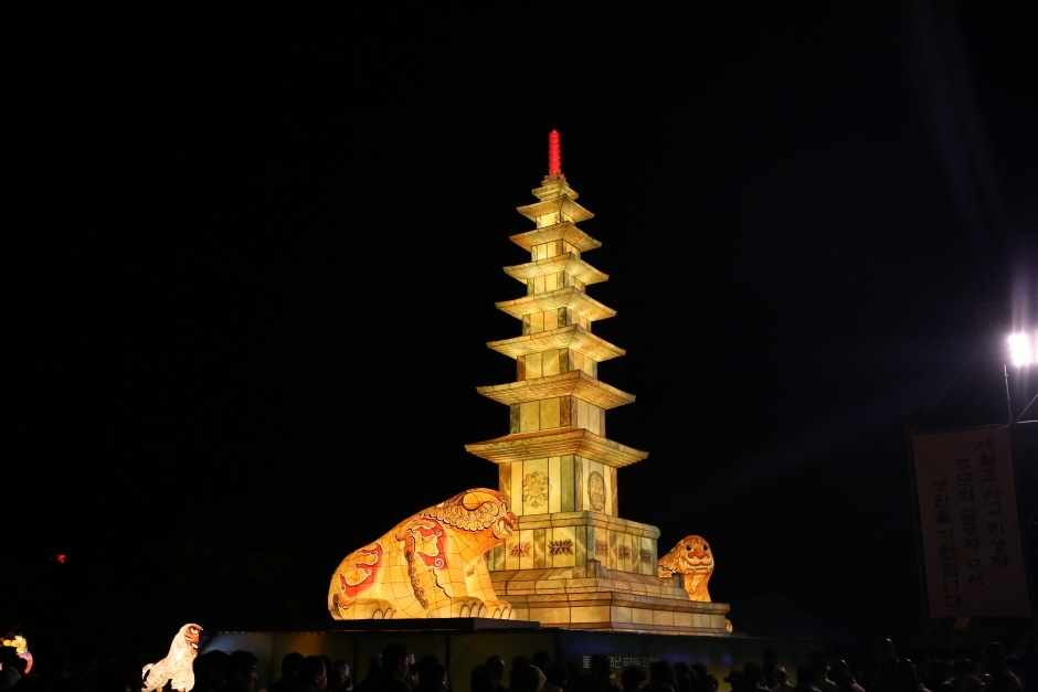 Фестиваль лотосовых фонарей в Пусане (부산연등축제)