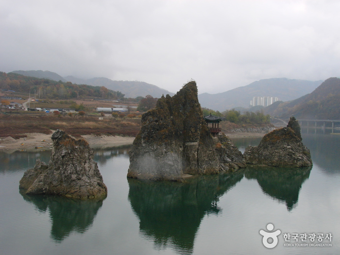 Dodamsambong Peaks (도담삼봉)