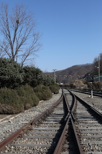 Point où s’interrompt la voie ferrée sur la ligne Gyeongwon (gare de Sintan-ri) (경원선 철도중단점)