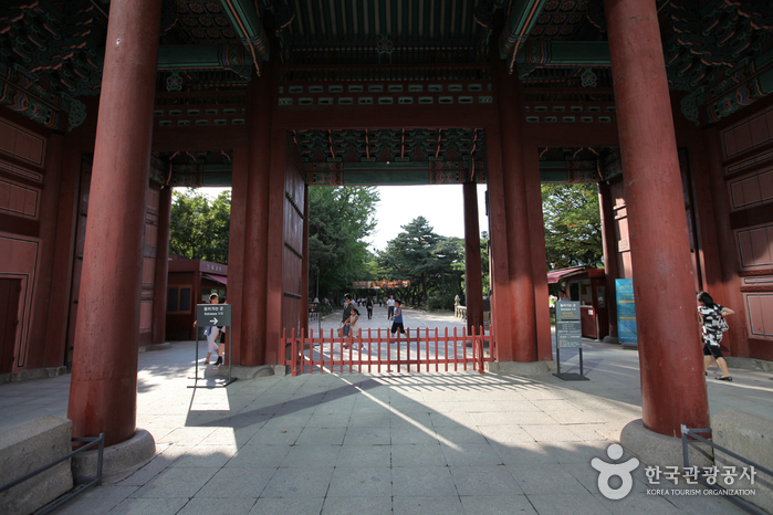 Ворота Тэханмун во дворце Токсугун (덕수궁 대한문)7