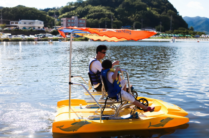 수상자전거를 타는 사람<사진 제공 : 장흥군청 />