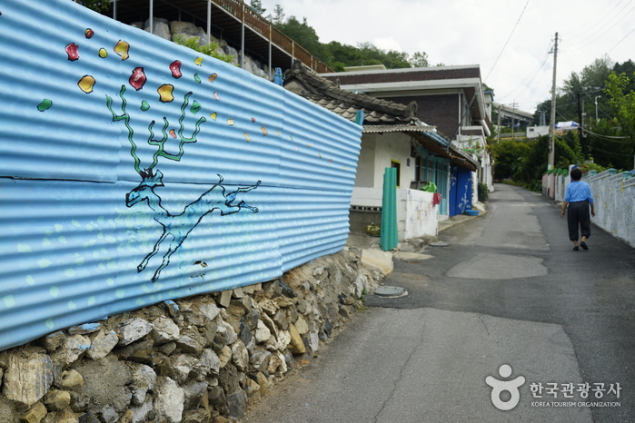 소박하고 조용한 벽화 골목은 시간이 멈춘 듯하다