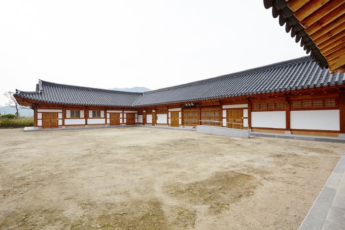 Daeseung Hanji Village & Hanok Traditional Culture Experience Center [Korea Quality] / 대승한지마을한옥전문화페험관 [한국관광 품질인증]