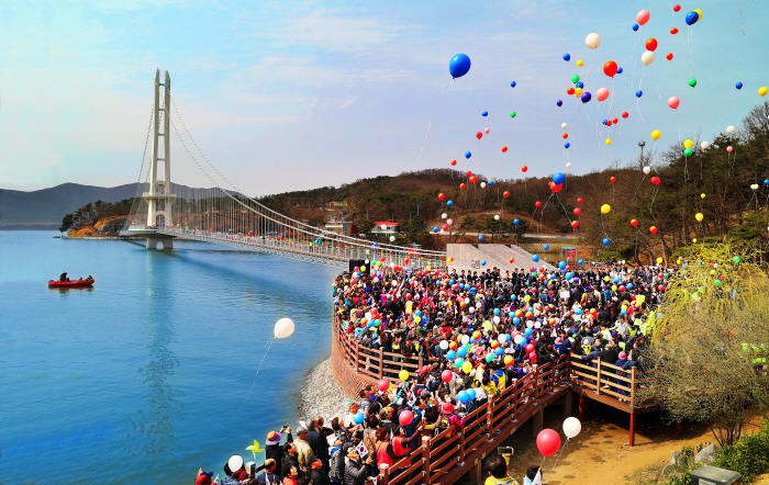 Yedangho Suspension Bridge & Musical Fountain (예당호 출렁다리(음악분수))