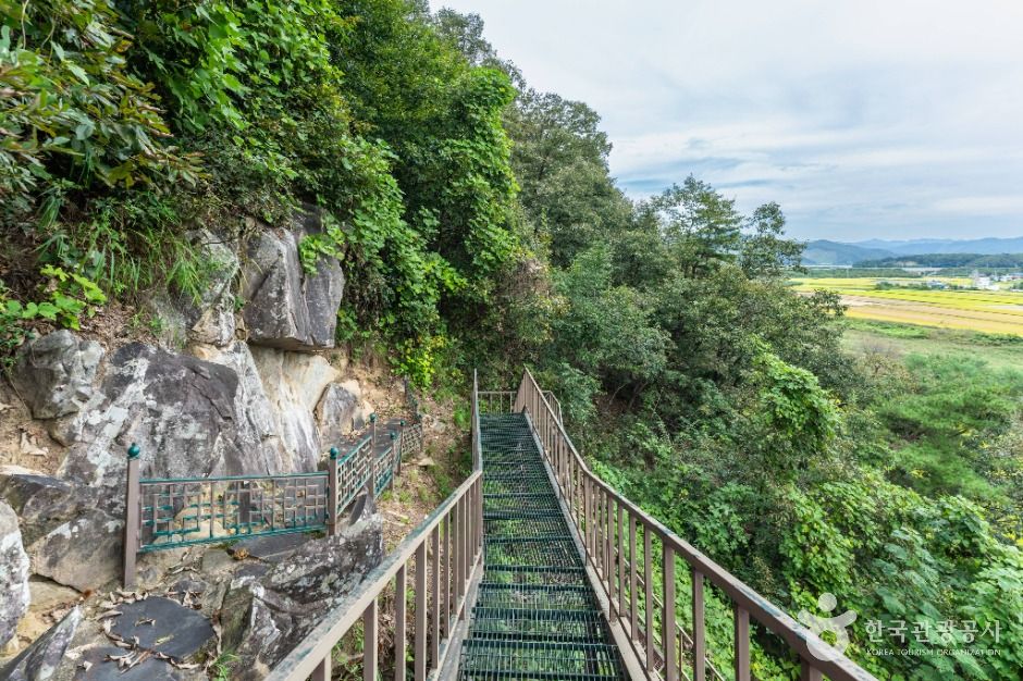 충주_충주 봉황리 마애불상군 (4)