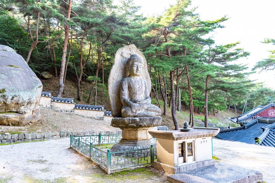 경주 남산 미륵곡 석조여래좌상