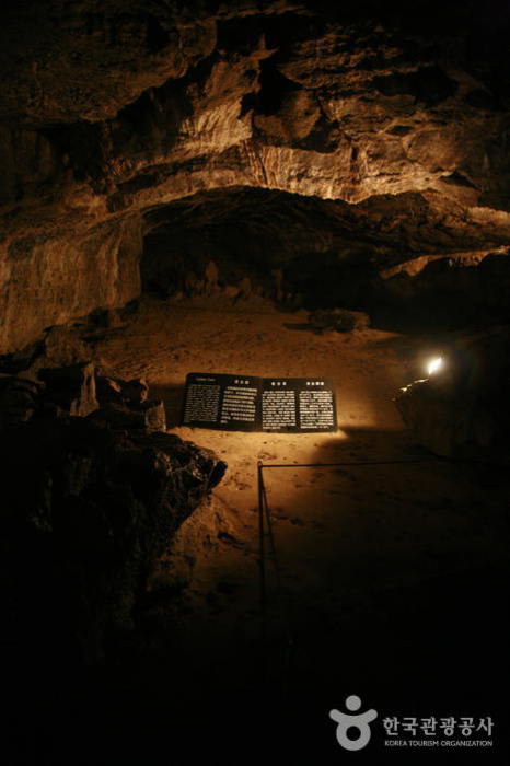 Пещера Ссанъёнгуль в парке Халлим (쌍용굴(한림공원))