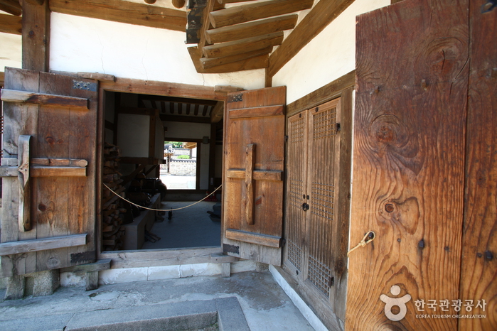 Namsangol Hanok Village (남산골 한옥마을)