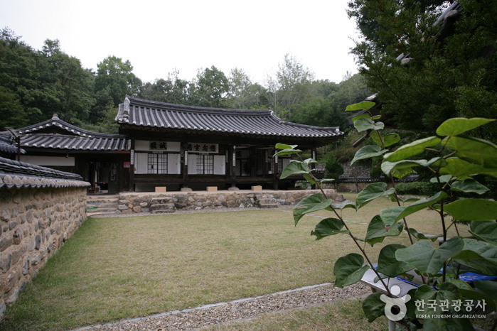 Chiam House (치암고택)