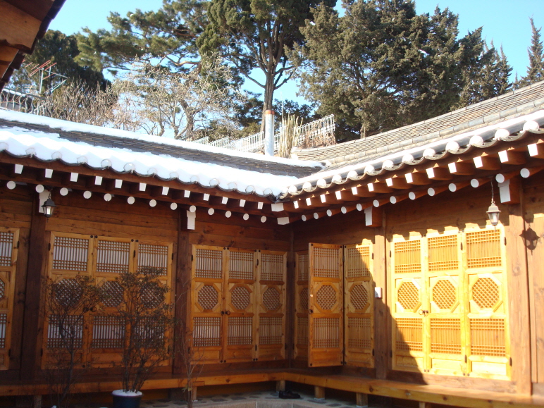 Gahoe Hanok Guest House (가회한옥체험관)