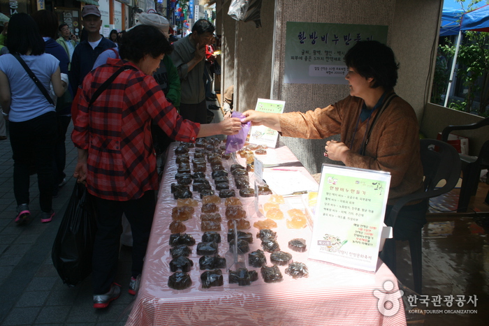 Daegu Yangnyeongsi Herbal Medicine Festival (대구약령시한방문화축제)
