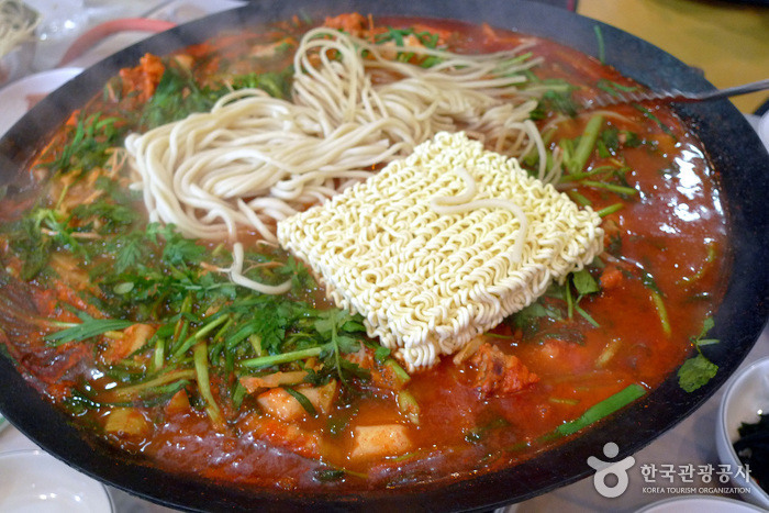 태백닭갈비는 국물을 자작하게 붓고 라면이나 국수, 떡, 우동사리를 넣어 먹는다.