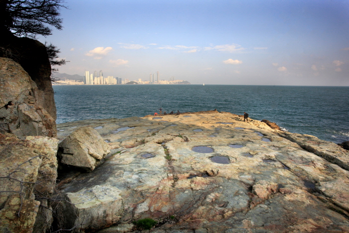 Magnificent path along a coastal cliff