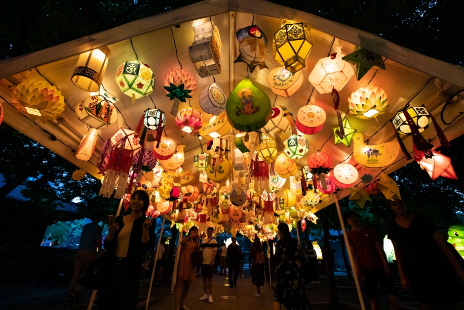 Yeon Deung Hoe (Lotus Lantern Festival) (연등회)
