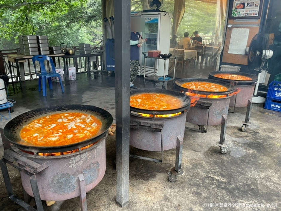 锅盖辣炖鸡块（솥뚜껑닭볶음탕）