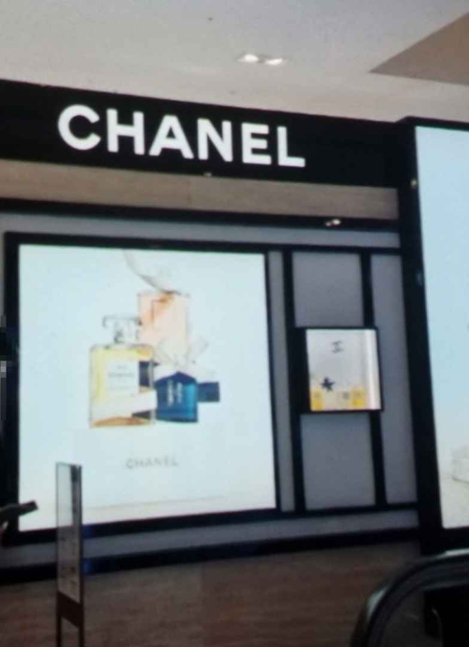 Chanel [Tax Refund Shop] (샤넬)