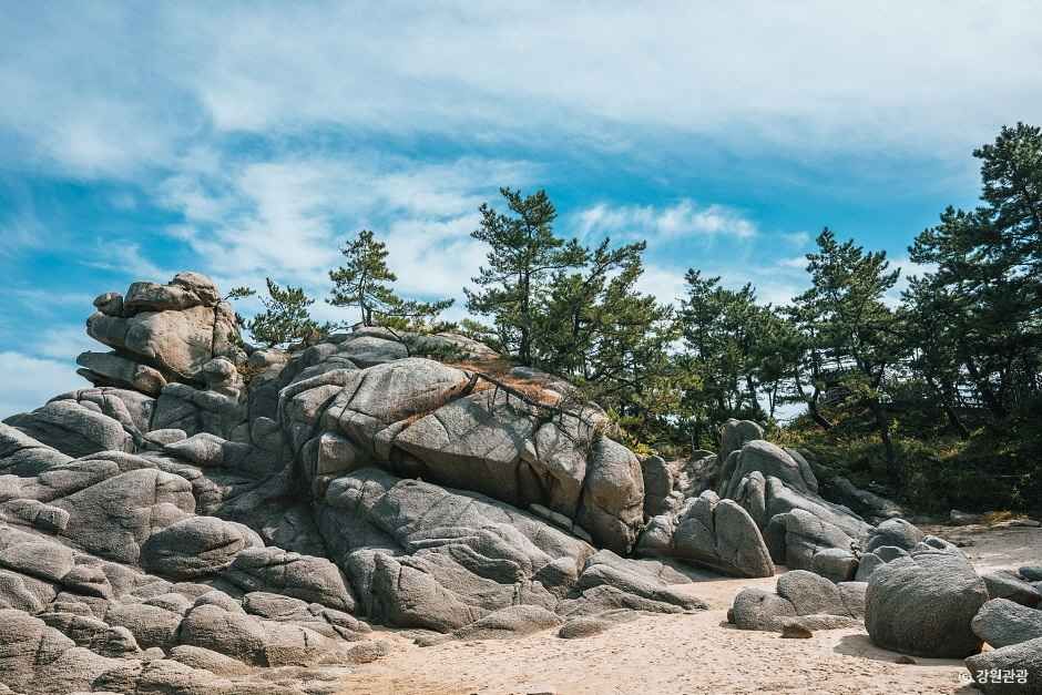송지호 해안 서낭바위 (강원평화지역 국가지질공원)
