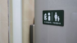 서울숲곤충식물원_일반 화장실 영유아용 의자 표시