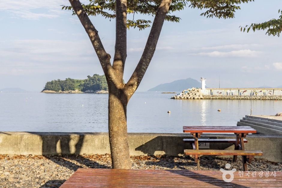 thumbnail-항도몽돌해수욕장-3