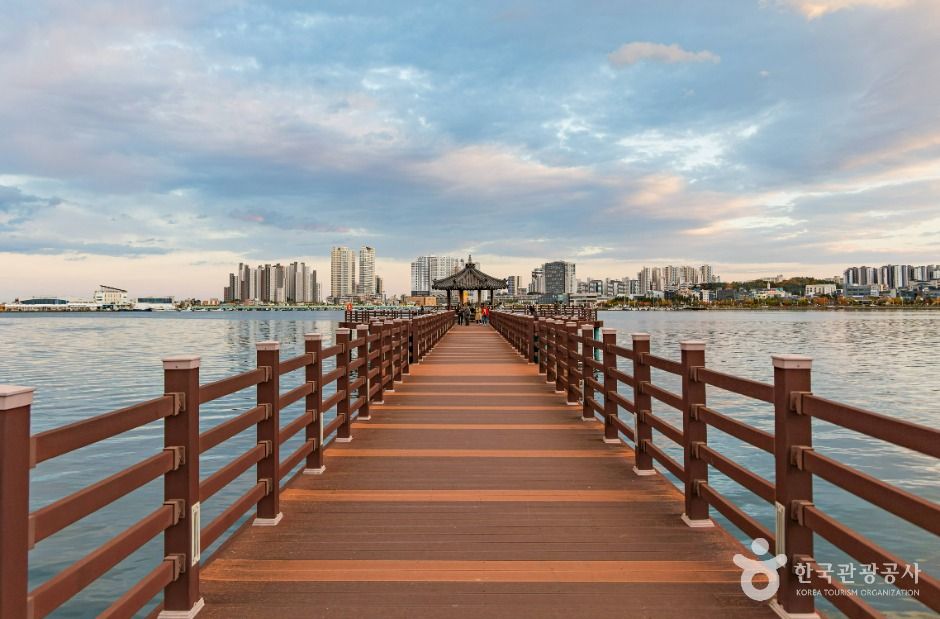 See Cheongchoho (청초호)