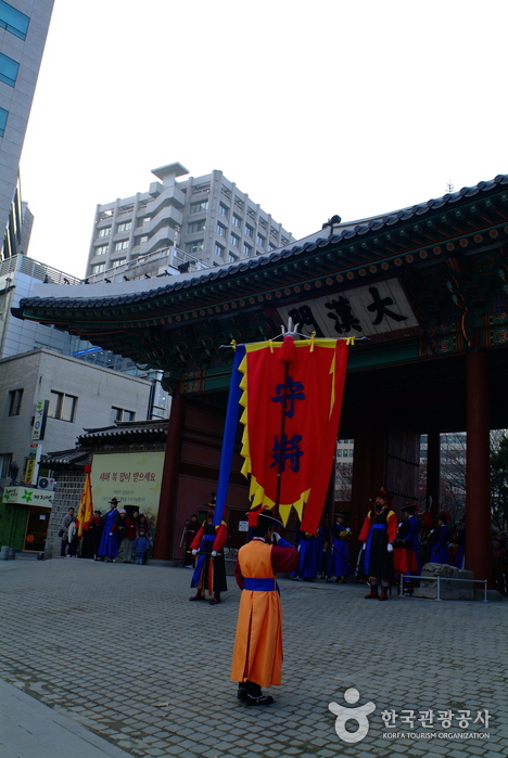 Церемония смены караула в королевском дворце Токсугун (덕수궁 왕궁수문장교대의식)11 Miniatura