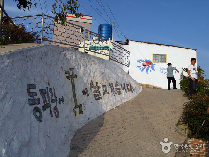 동피랑마을 꼭대기에서 바라본 강구안. 때마침 지난 모기방역차가 뽀얀 연기를 만들었다. 