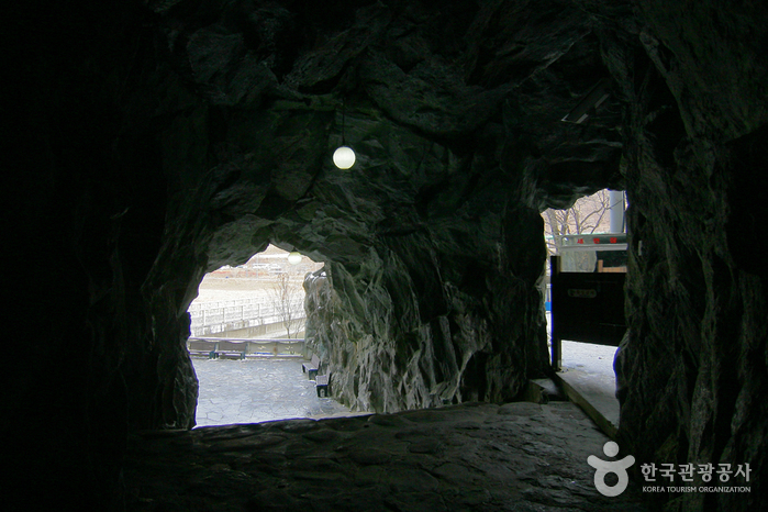 모운동을 찾아가는 길에 들른 동강변의 고씨동굴