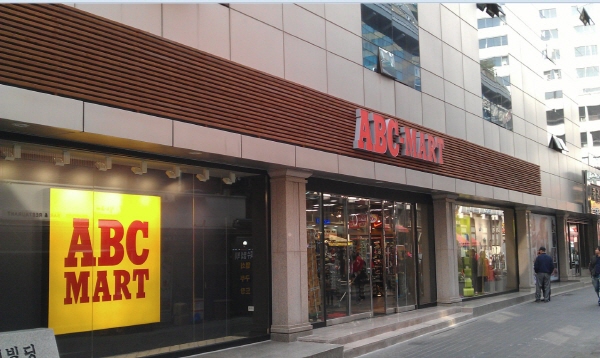 ABC-MART（明洞1街店）<br>(ABC-MART 명동1가점)