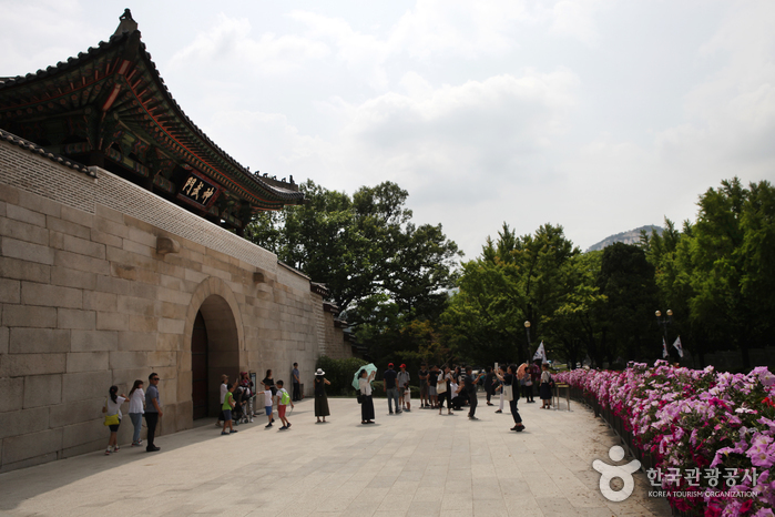 신무문 앞 포토존에 사람들이 모여 있다