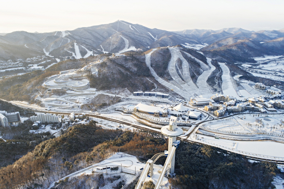 알펜시아, 스키점프 센터, 올림픽 슬라이딩 센터가 한눈에 보인다.